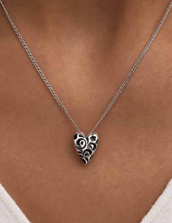 Серебряная подвеска в виде сердечка с черным узором РУССКИЙ КОД Miestilo