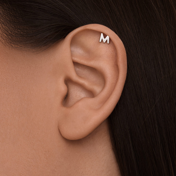 Серебряный пирсинг в ухо буква М 4мм Miestilo
