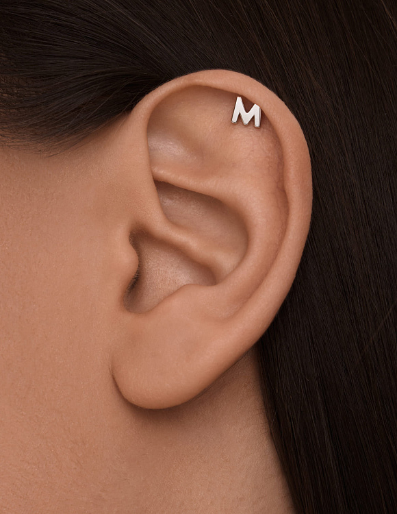 Серебряный пирсинг в ухо буква М 4мм Miestilo